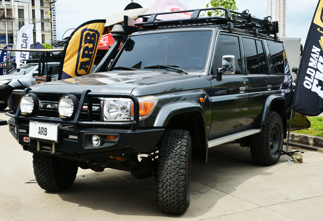 Toyota Land Cruiser 4x4 in Ugandan Savannah